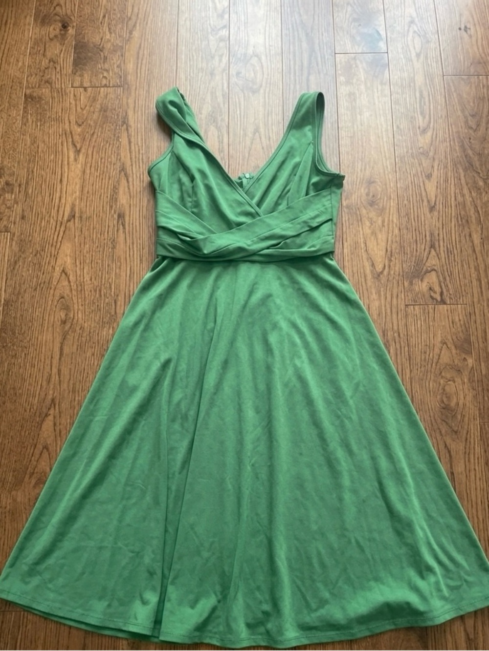 NWT Kelly Green Crossover V-Neck Skater Dress - Ruched Waist Midi - Size L
